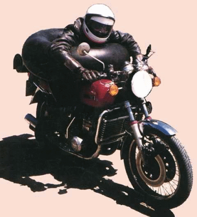 Tom auf dem Motorrad mit LKW-Schlauch